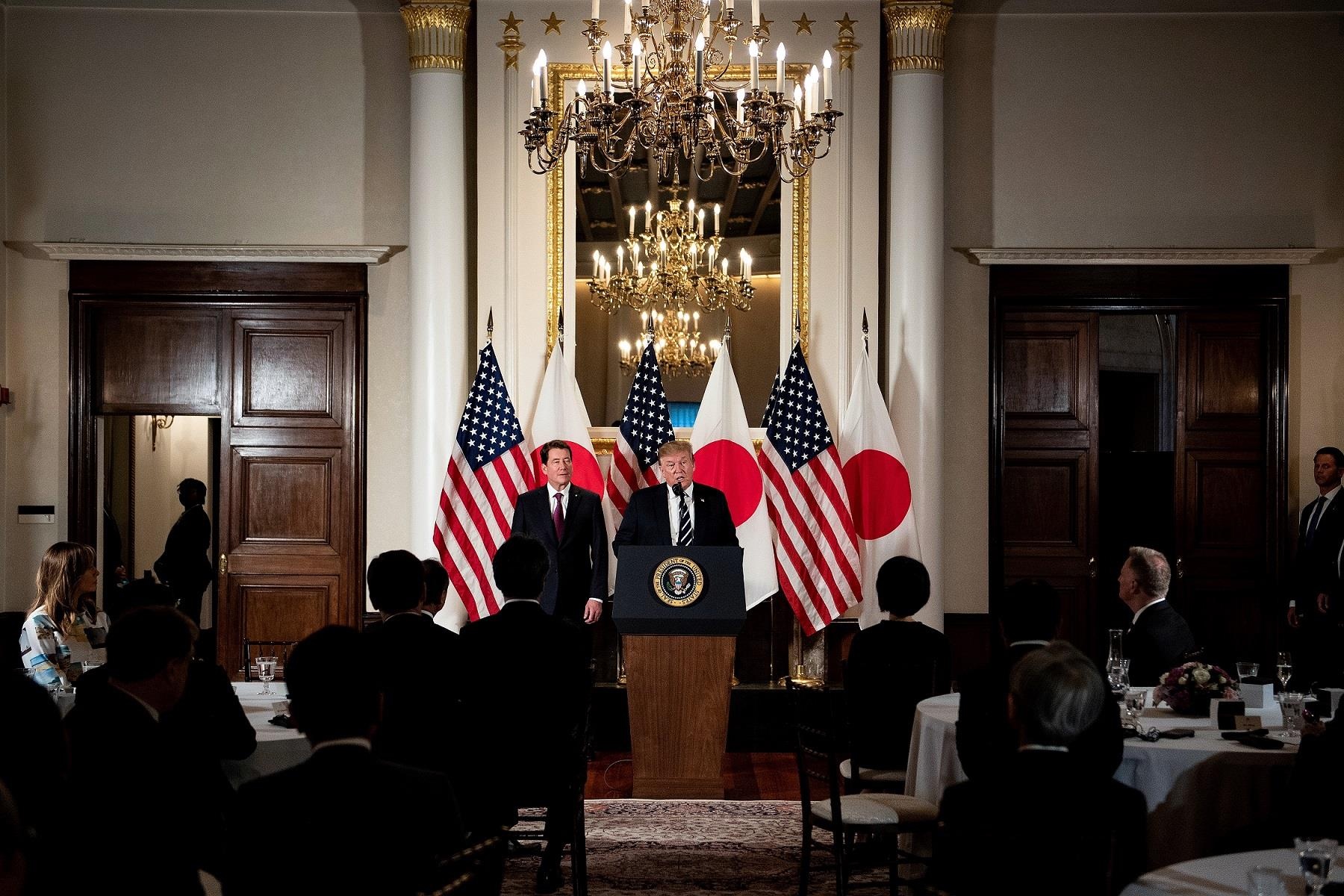 Tong thong Trump tham Nhat anh 2