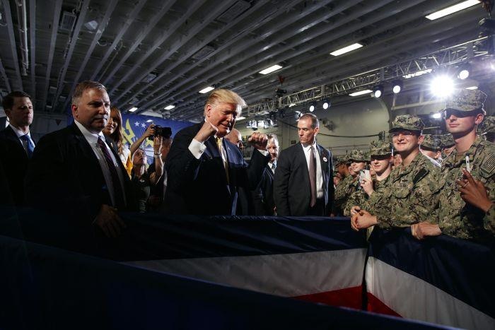 ong Trump khong muon thay tau chien mang ten doi thu anh 1