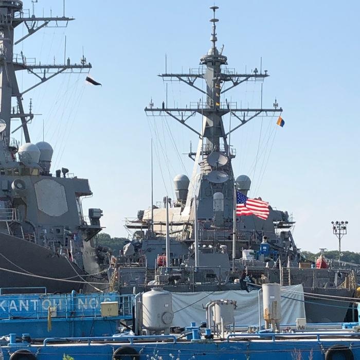 ong Trump khong muon thay tau chien mang ten doi thu anh 2