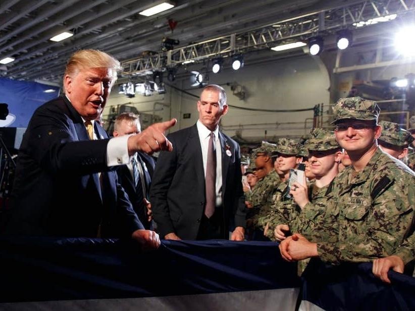 Nha Trang yeu cau tau chien John McCain 'khuat mat' TT Trump hinh anh