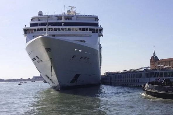 Tau du lich khong lo dam vao cau cang tai Venice hinh anh