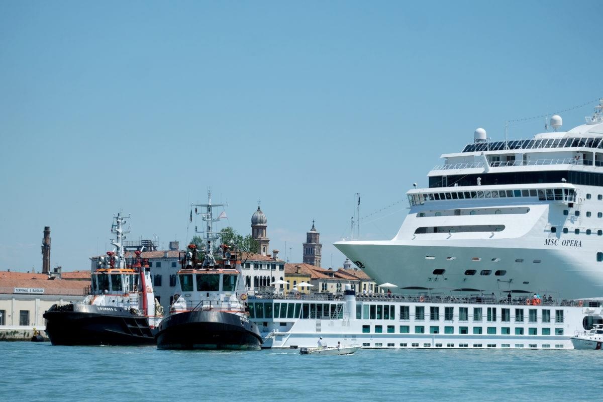 tau du lich dam cau cang anh 11