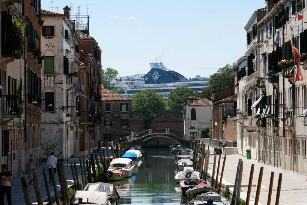 tau du lich dam cau cang anh 7