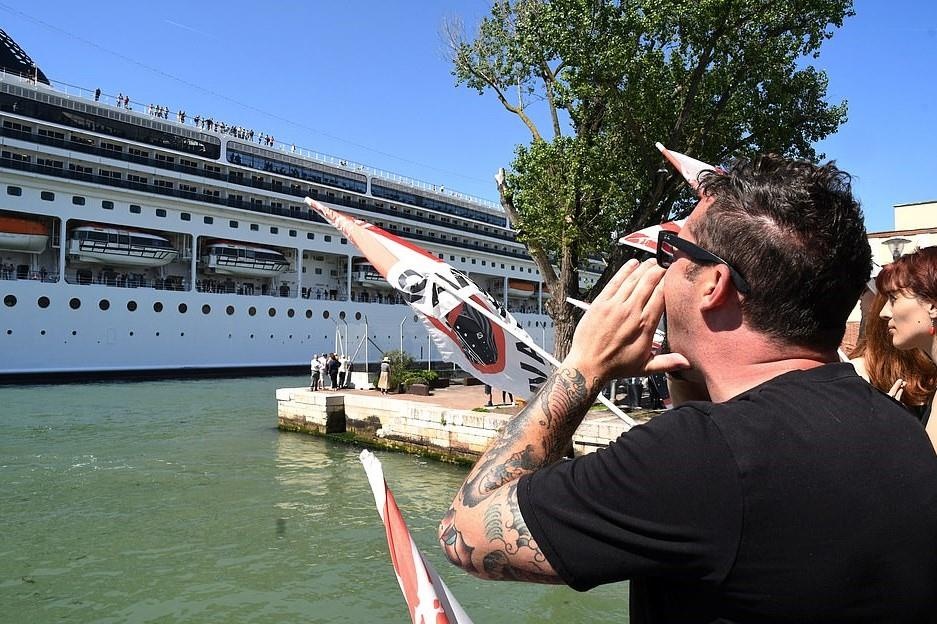 tau du lich dam cau cang anh 12