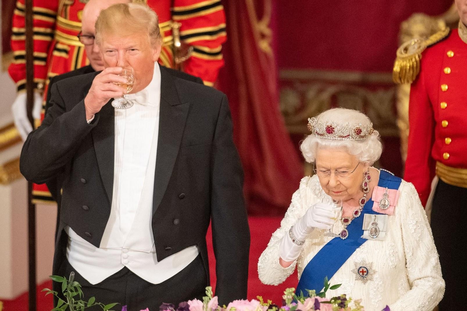 Ong Trump cham lung Nu hoang Anh, pham quy tac hoang gia hinh anh