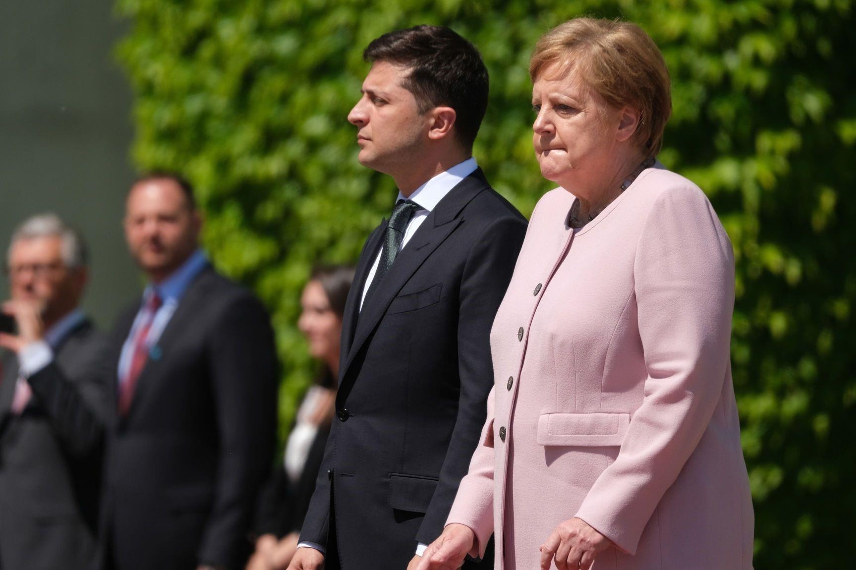 Thu tuong Merkel run lay bay o le chao co voi tong thong Ukraine hinh anh