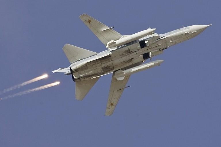 Su-24 ap sat tau san bay NATO giua dot tap tran 8.600 quan hinh anh