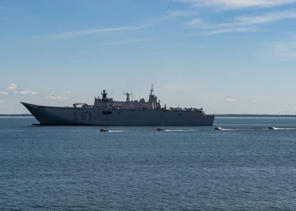 Su-24 bay ngang đầu tàu sân bay NATO ảnh 1 Su-24 bay ngang dau tau san bay NATO anh 1