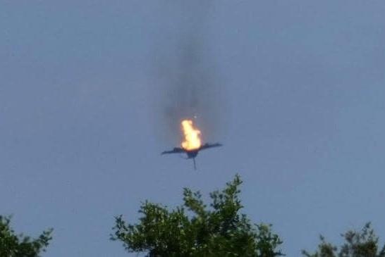 Nguoi dan sung so nhin chien dau co Duc boc chay giua troi hinh anh