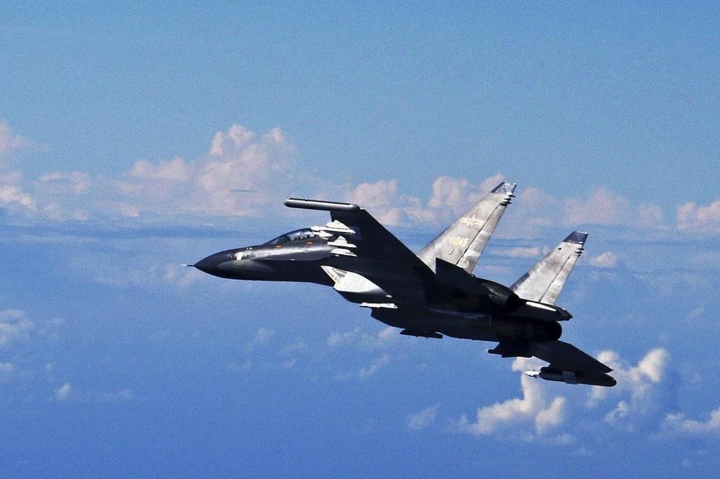 Chien dau co Trung Quoc ap sat tau quan su Canada tren bien Hoa Dong hinh anh