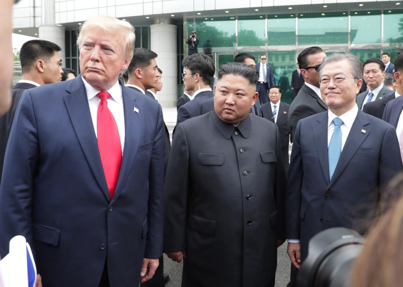 Donald Trump gặp Kim Jong Un ở DMZ ảnh 1 Donald Trump gap Kim Jong Un o DMZ anh 1