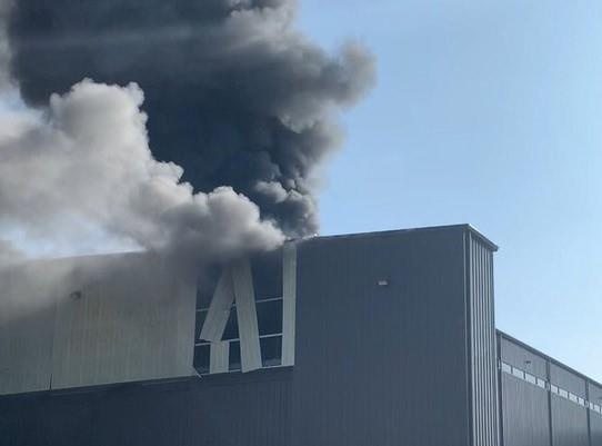 May bay dam vao nha tren duong bang, 10 nguoi thiet mang hinh anh