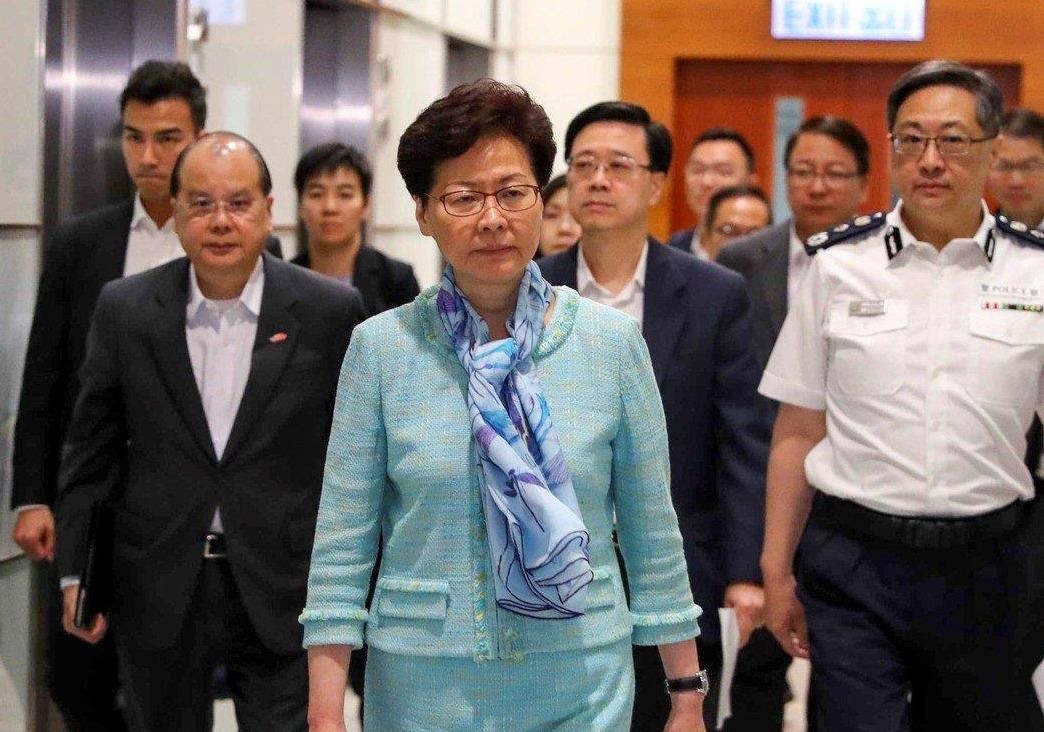 Dac khu truong Hong Kong hop bao luc 4h sang len an bieu tinh bao luc hinh anh