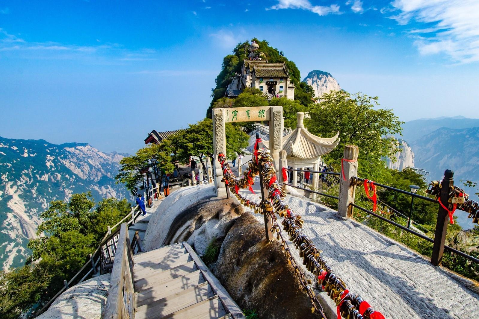 Gian nan duong len 'tiem tra' tren dinh nui cao 2.000 m hinh anh