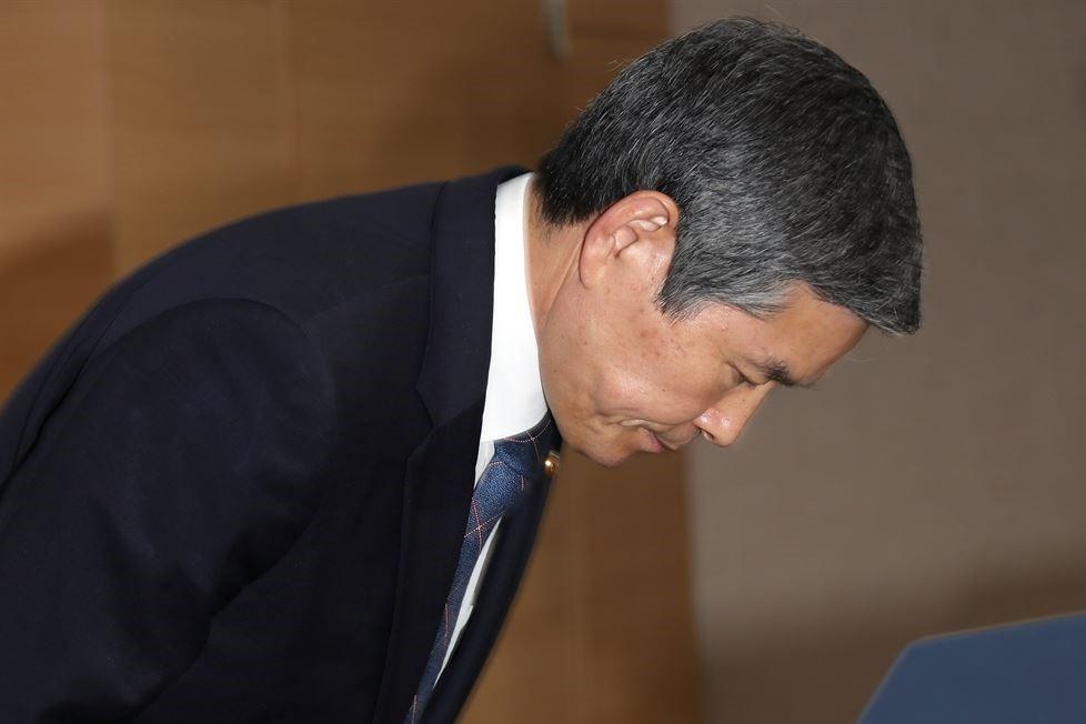 Bo truong Quoc phong Han Quoc cui dau xin loi vi de lot tau Trieu Tien hinh anh