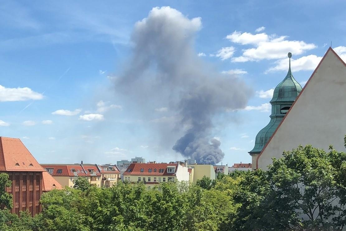 Chay cho Dong Xuan o Berlin, khoi den boc len ngun ngut hinh anh