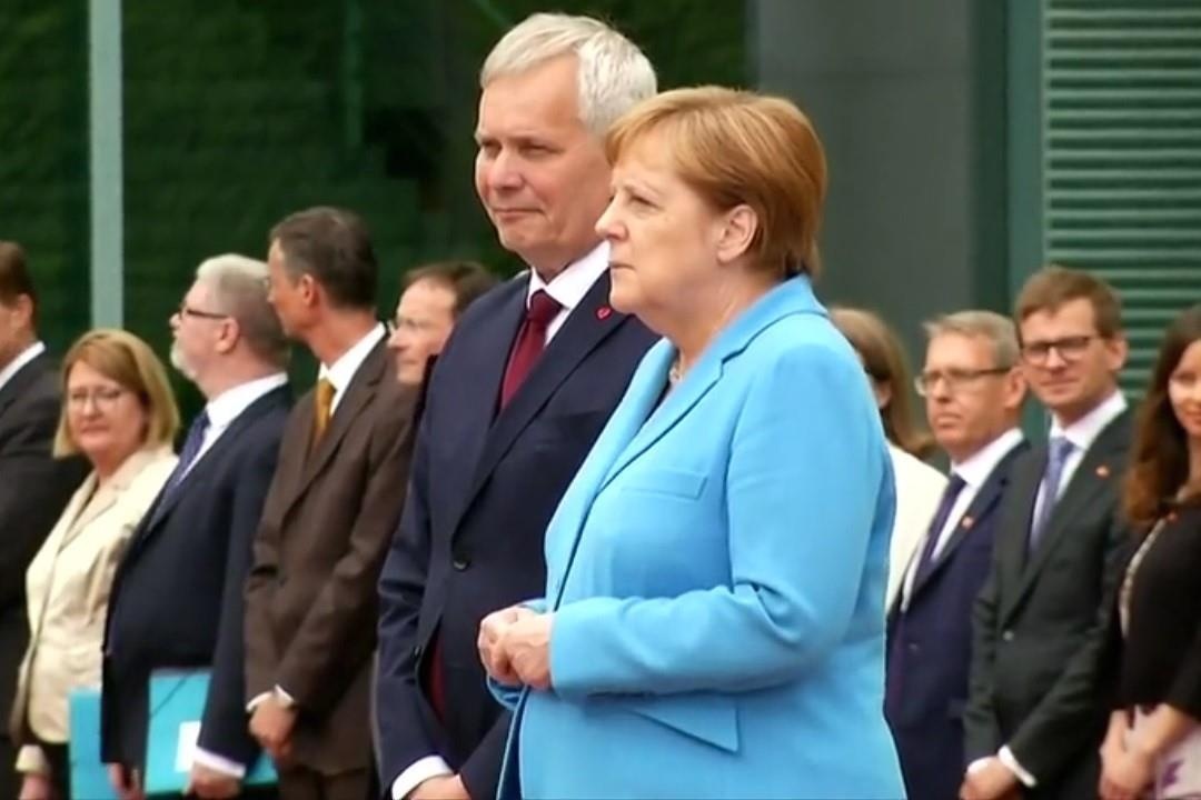 Ba Merkel run loang choang lan thu 3 khi tiep thu tuong Phan Lan hinh anh