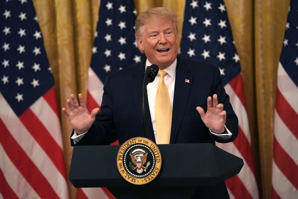 Tong thong Trump trong mot ngay da 'ngua het bai' cho bau cu 2020 hinh anh