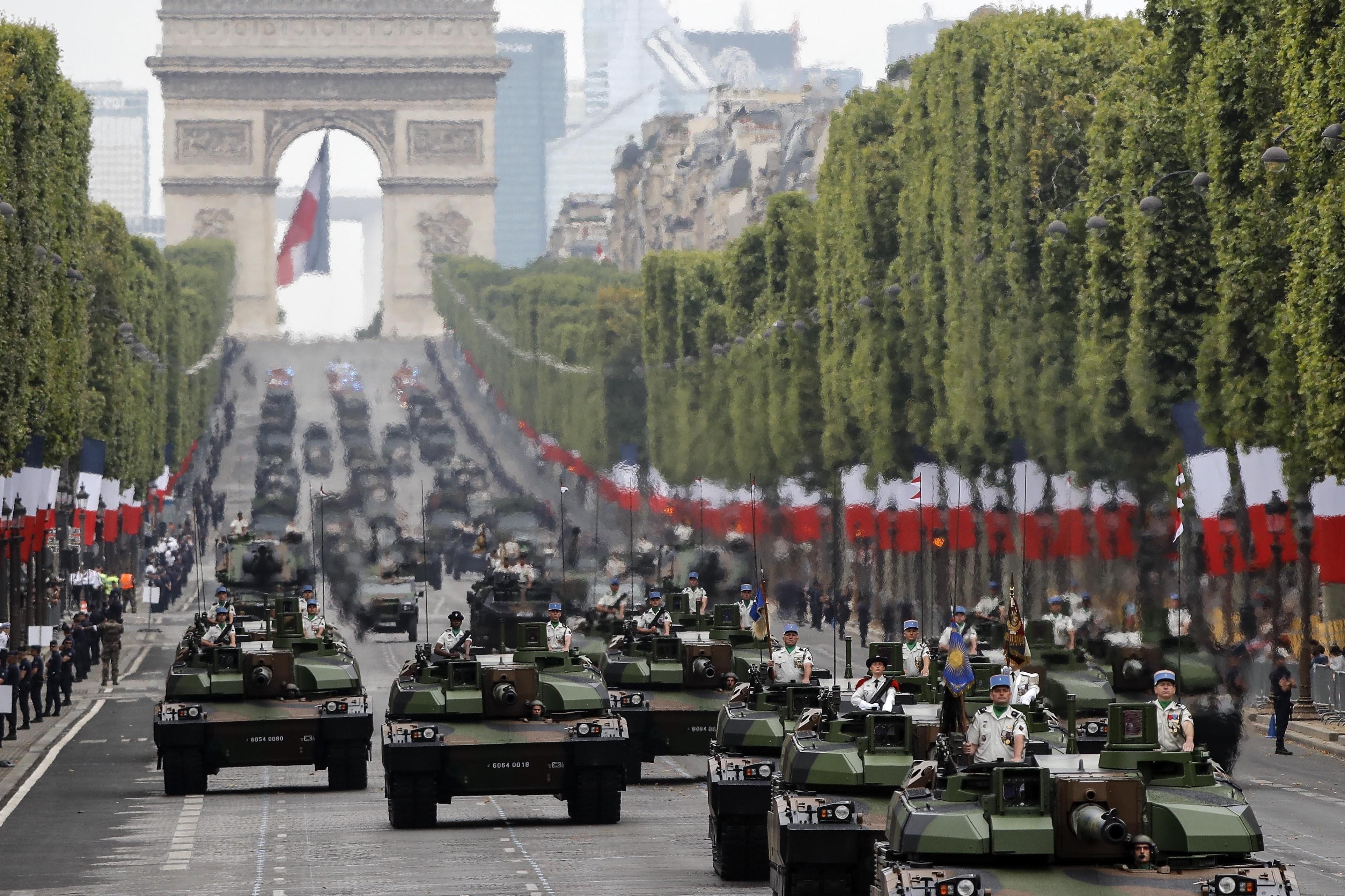Xe tang, truc thang ram ro giua Paris dieu binh quoc khanh Phap hinh anh