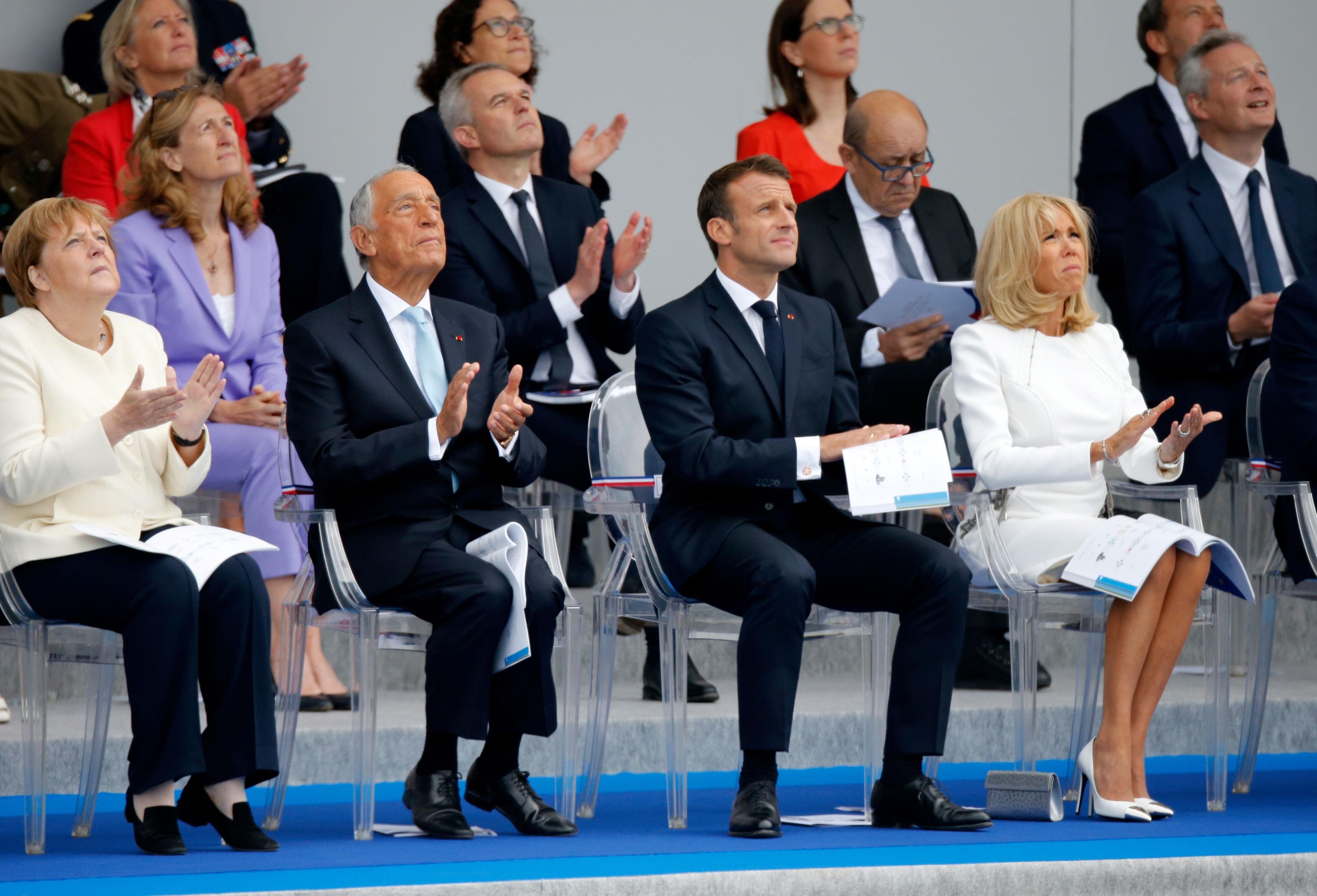 linh bay tai quoc khanh Phap anh 9