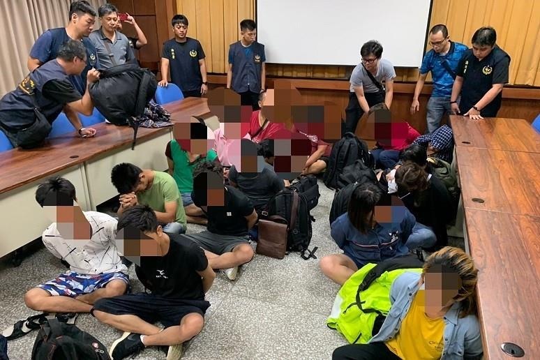 Dai Loan bat giu 14 nguoi Viet nhap cu trai phep bang tau ca hinh anh