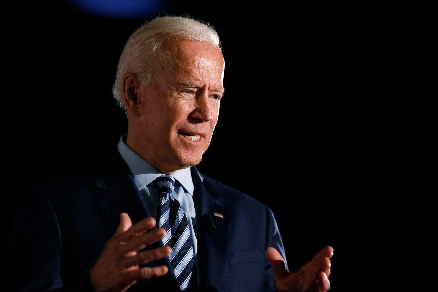 Cuu pho TT Joe Biden thach TT Trump thi hit dat tren san khau hinh anh