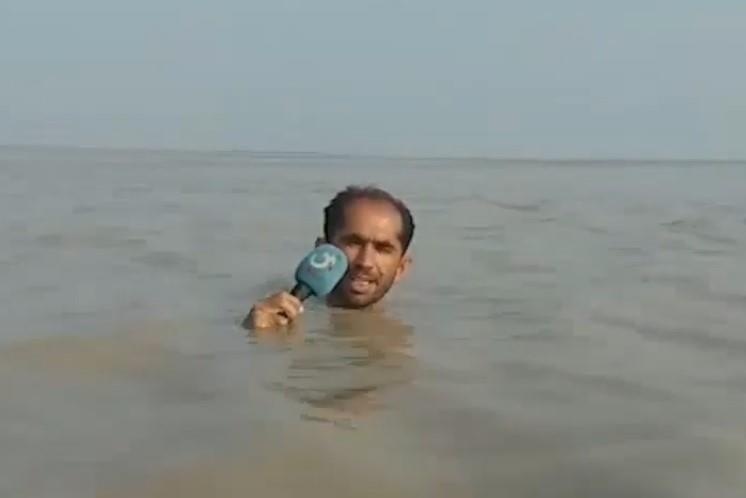 Phong vien dua tin lu giua 'xung quanh la nuoc' gay bao mang Pakistan hinh anh