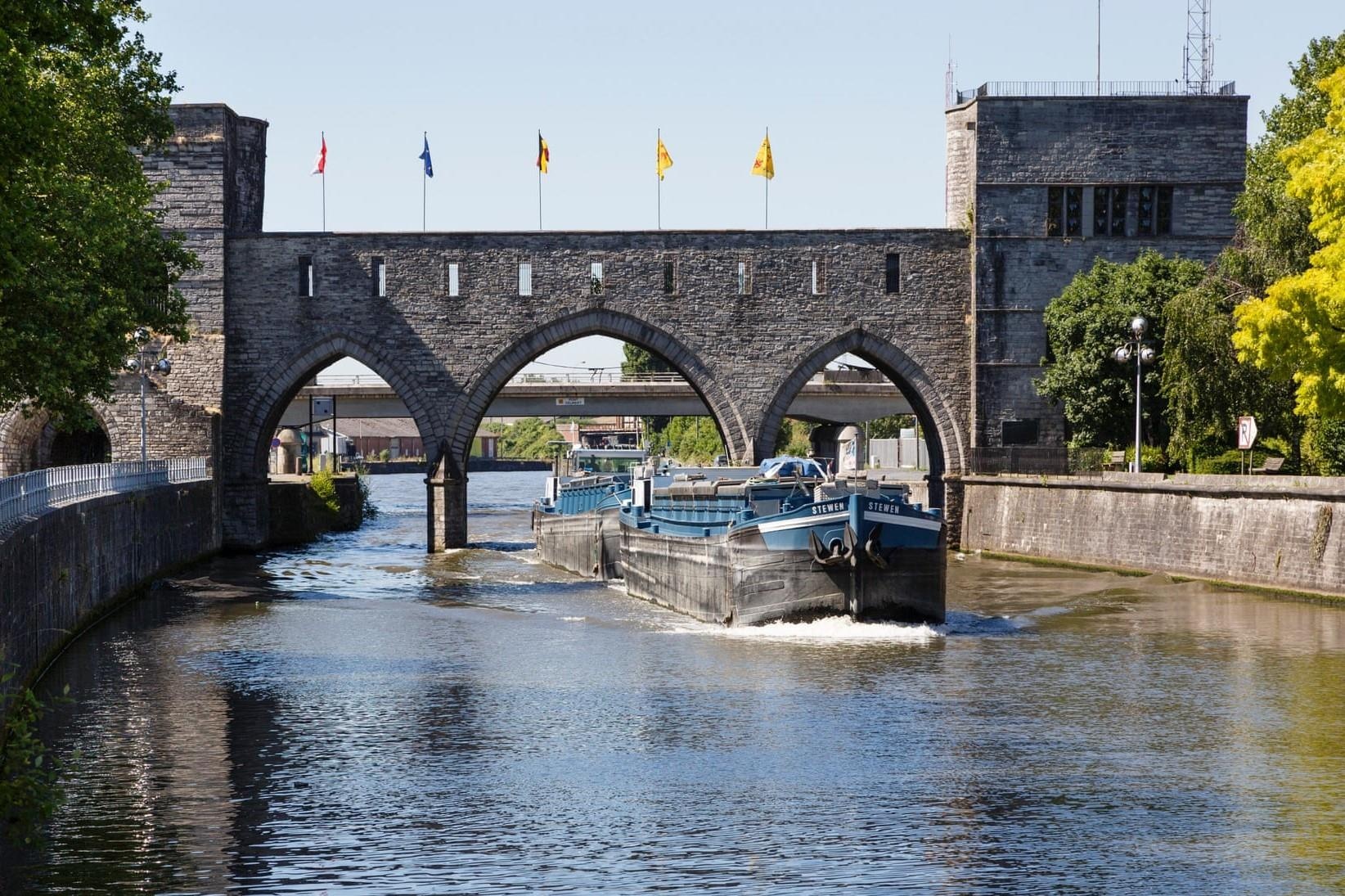 Bi do bo cau hon 700 nam tuoi khien nguoi dan phan no hinh anh