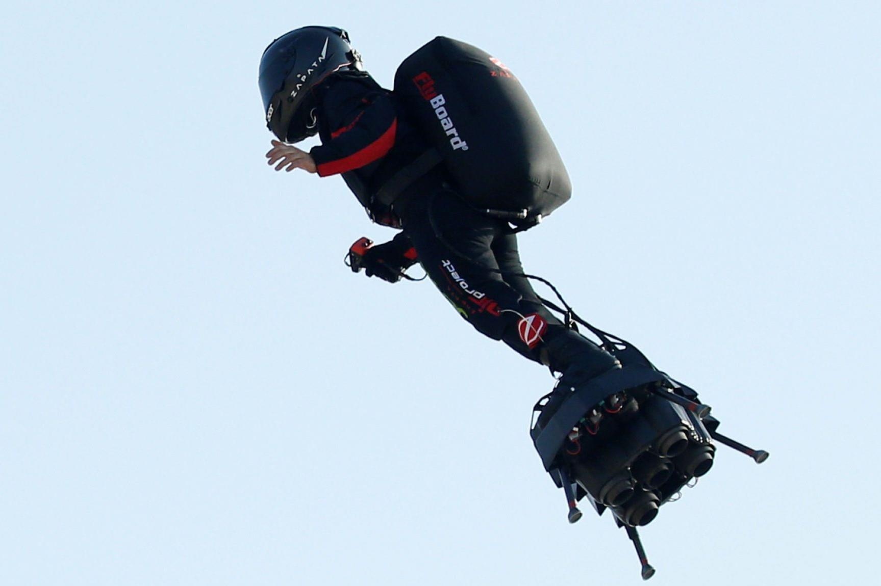 'Nguoi bay' Phap vuot eo bien Anh thanh cong sau lan roi nga hinh anh