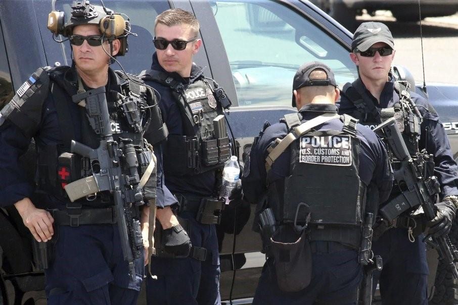 Canh sat vu trang hang nang ung pho vu xa sung chet choc o Texas hinh anh