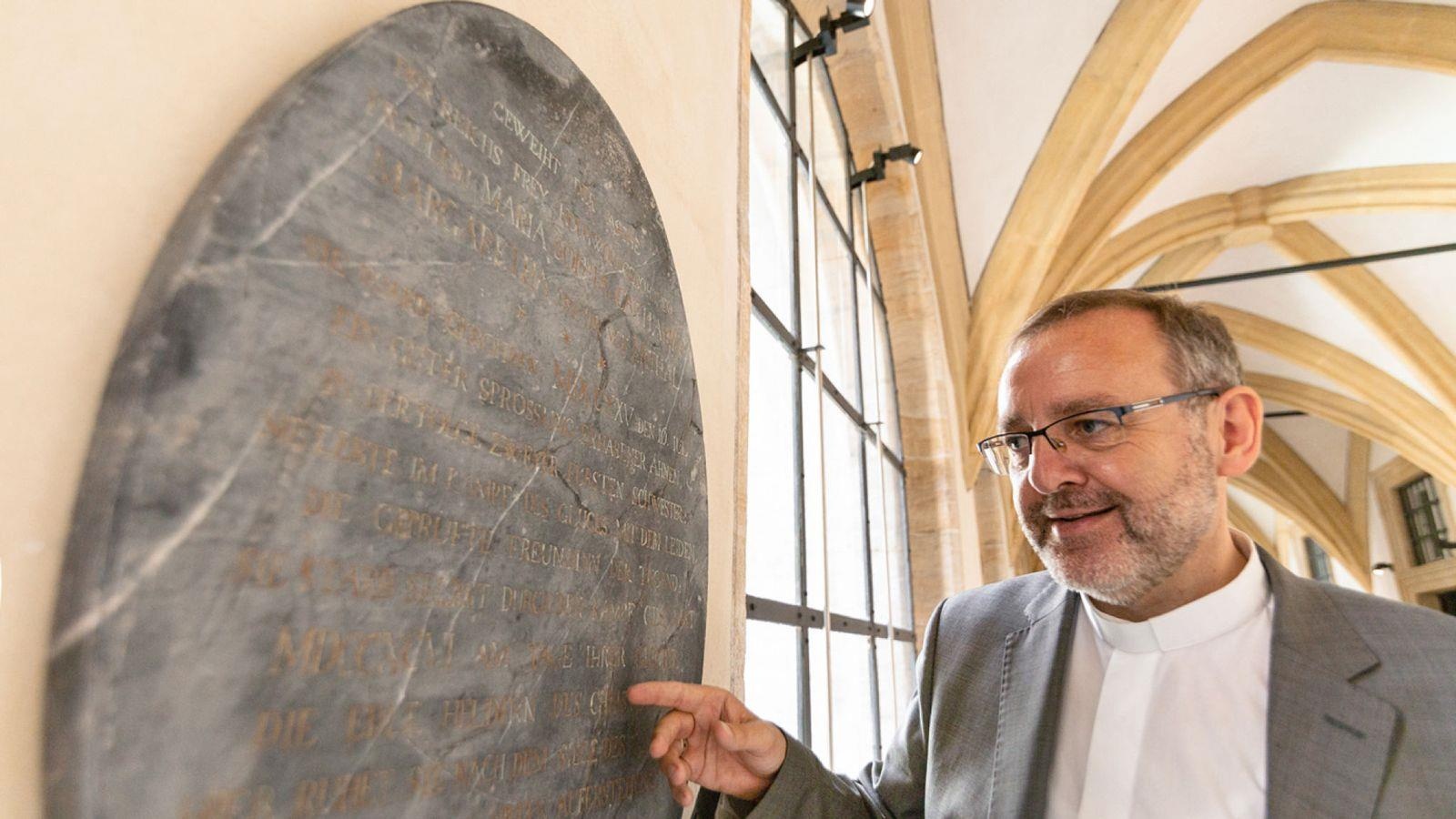 bia mộ của Bạch Tuyết thật ảnh 1 bia mo cua Bach Tuyet that anh 1