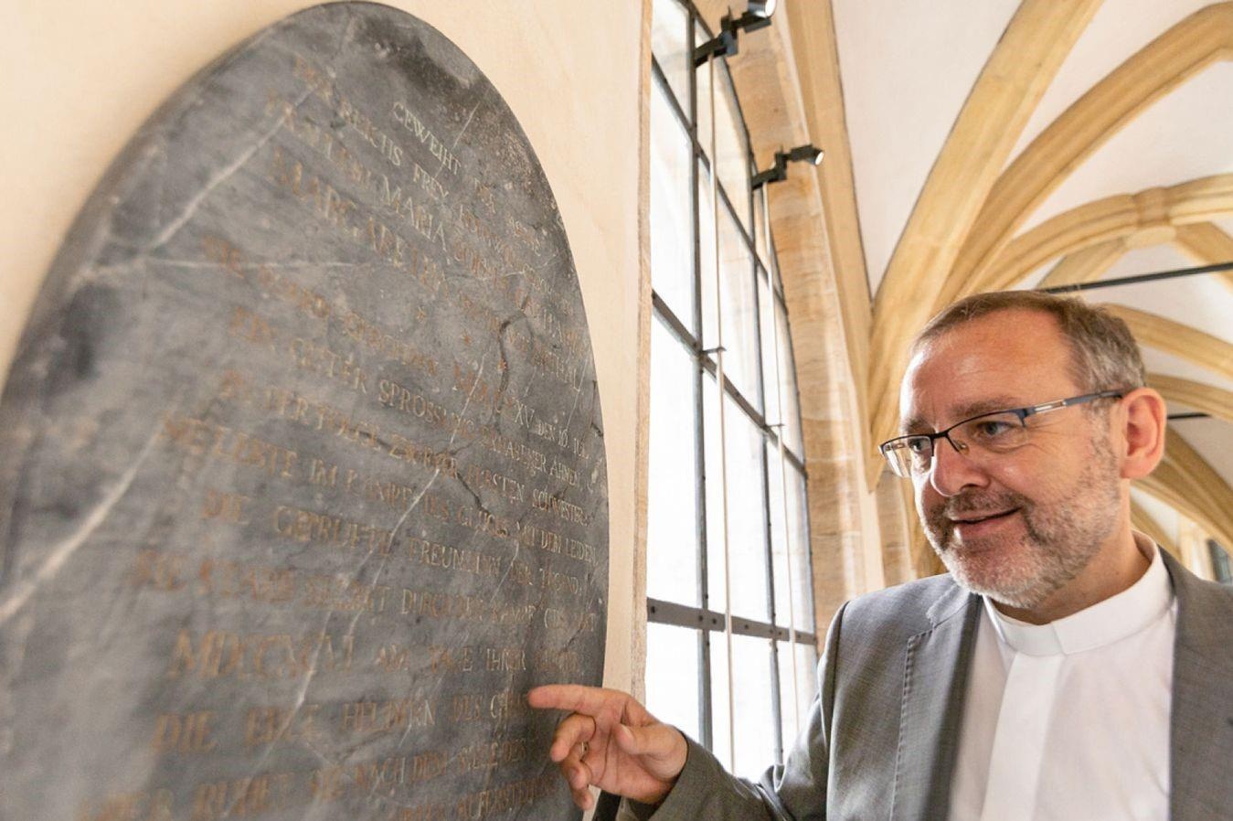 Bao tang Duc khoe tim thay bia mo Bach Tuyet 'phien ban that' hinh anh