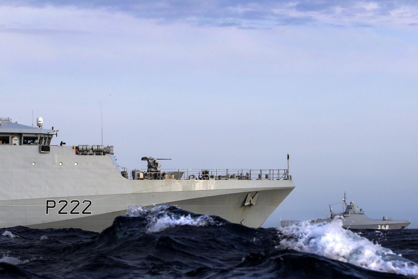 Anh dieu tau chien moi bam sat tau hai quan Nga qua eo bien hinh anh