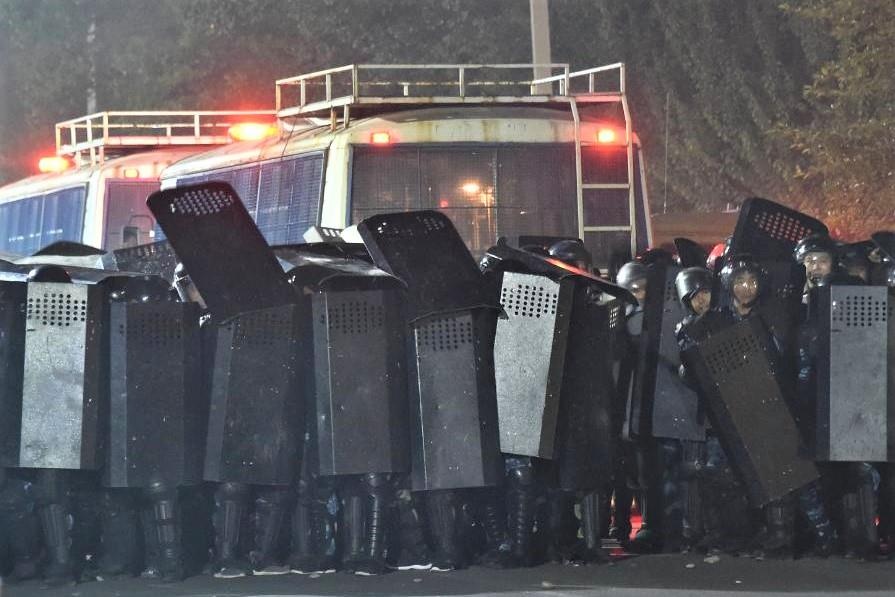 Dac nhiem Kyrgyzstan dot kich voi xe boc thep, bat giu cuu tong thong hinh anh