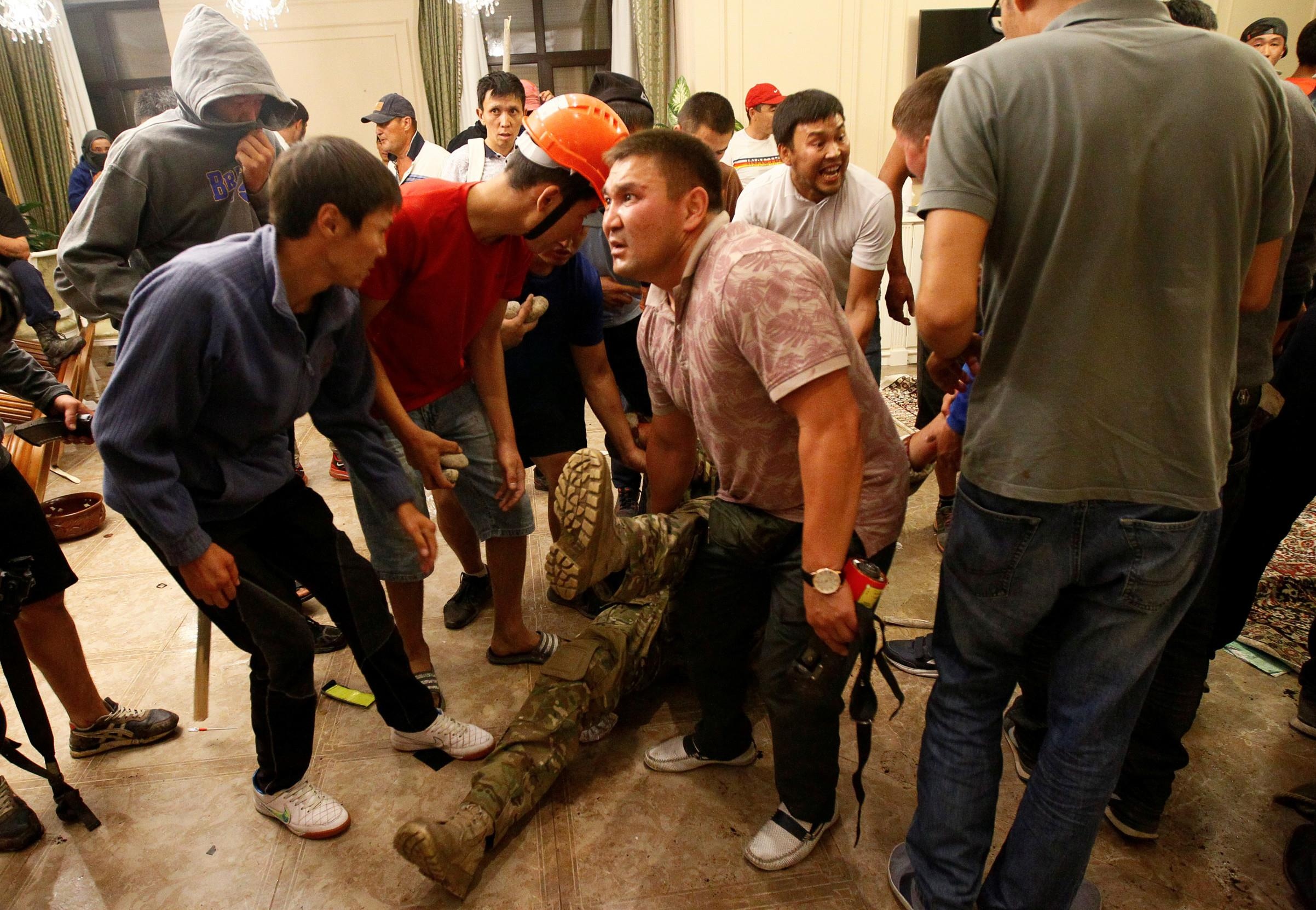 bat cuu tong thong Kyrgyzstan anh 10