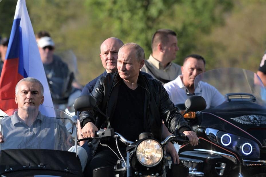 TT Putin phong tran, cuoi moto cung 'Soi Dem' o Crimea hinh anh