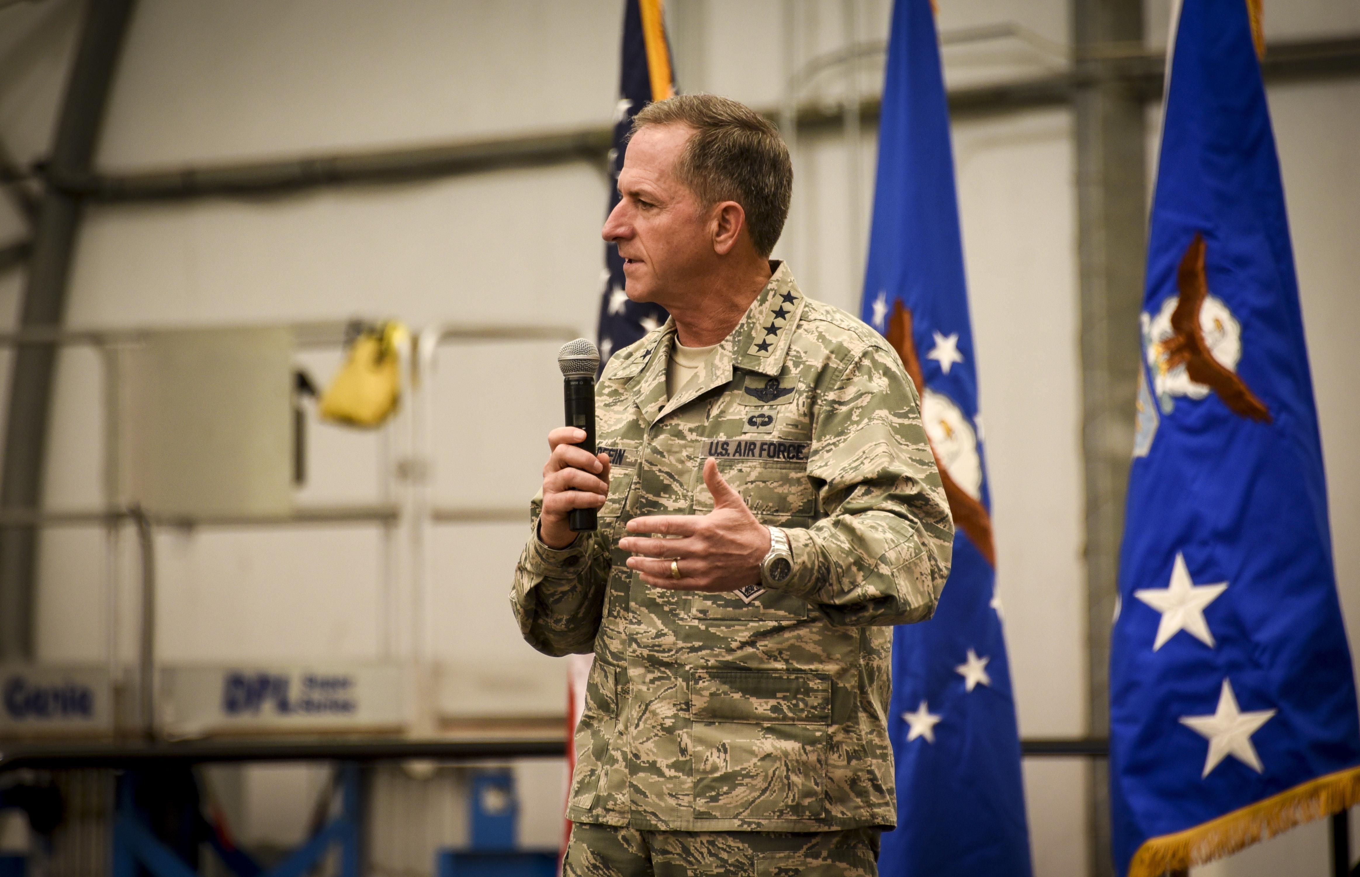 Tu lenh khong quan Thai Binh Duong den Viet Nam anh 1