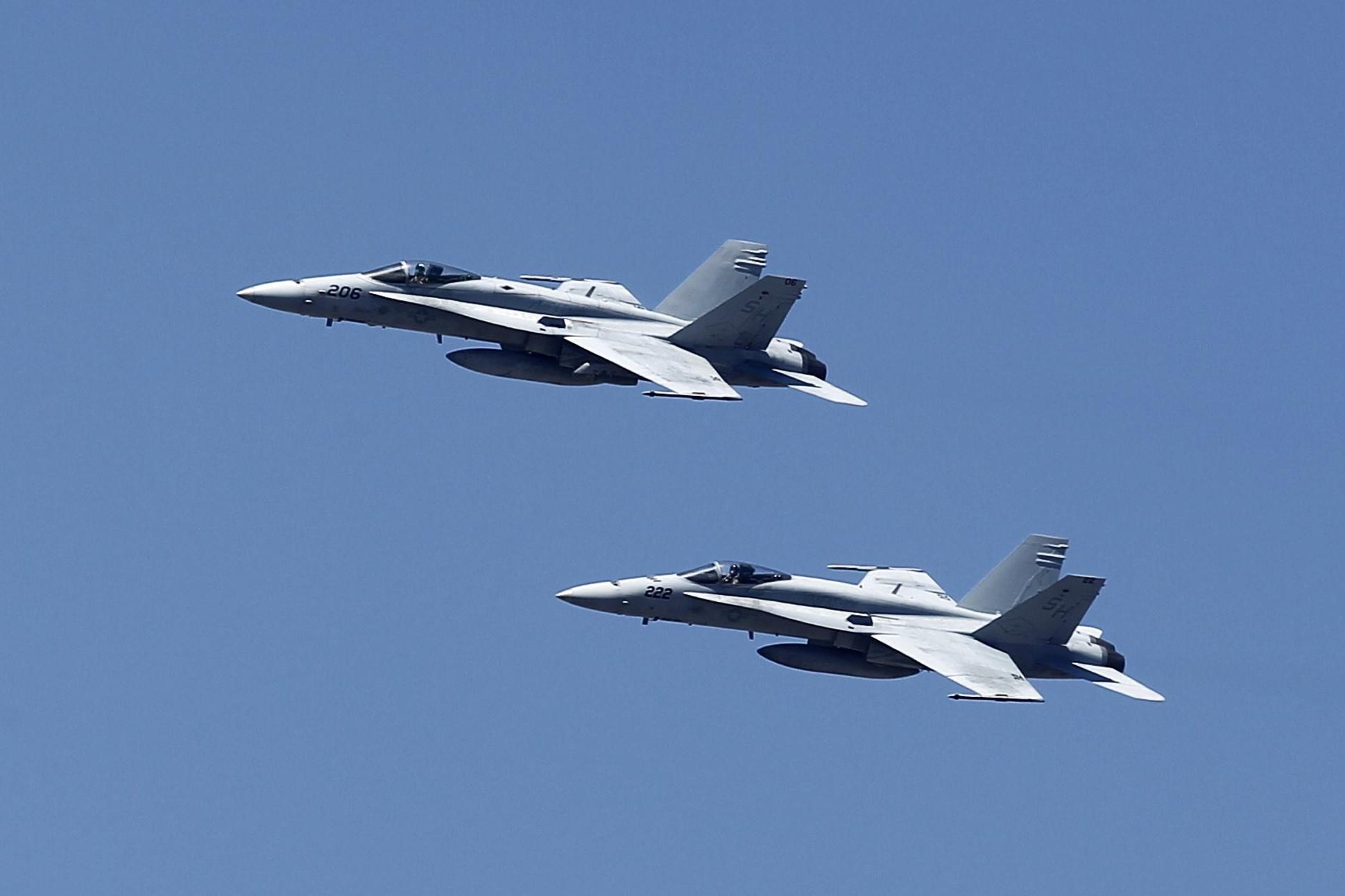 NATO phan phao vu F-18 ap sat chuyen co Bo truong Quoc phong Nga hinh anh