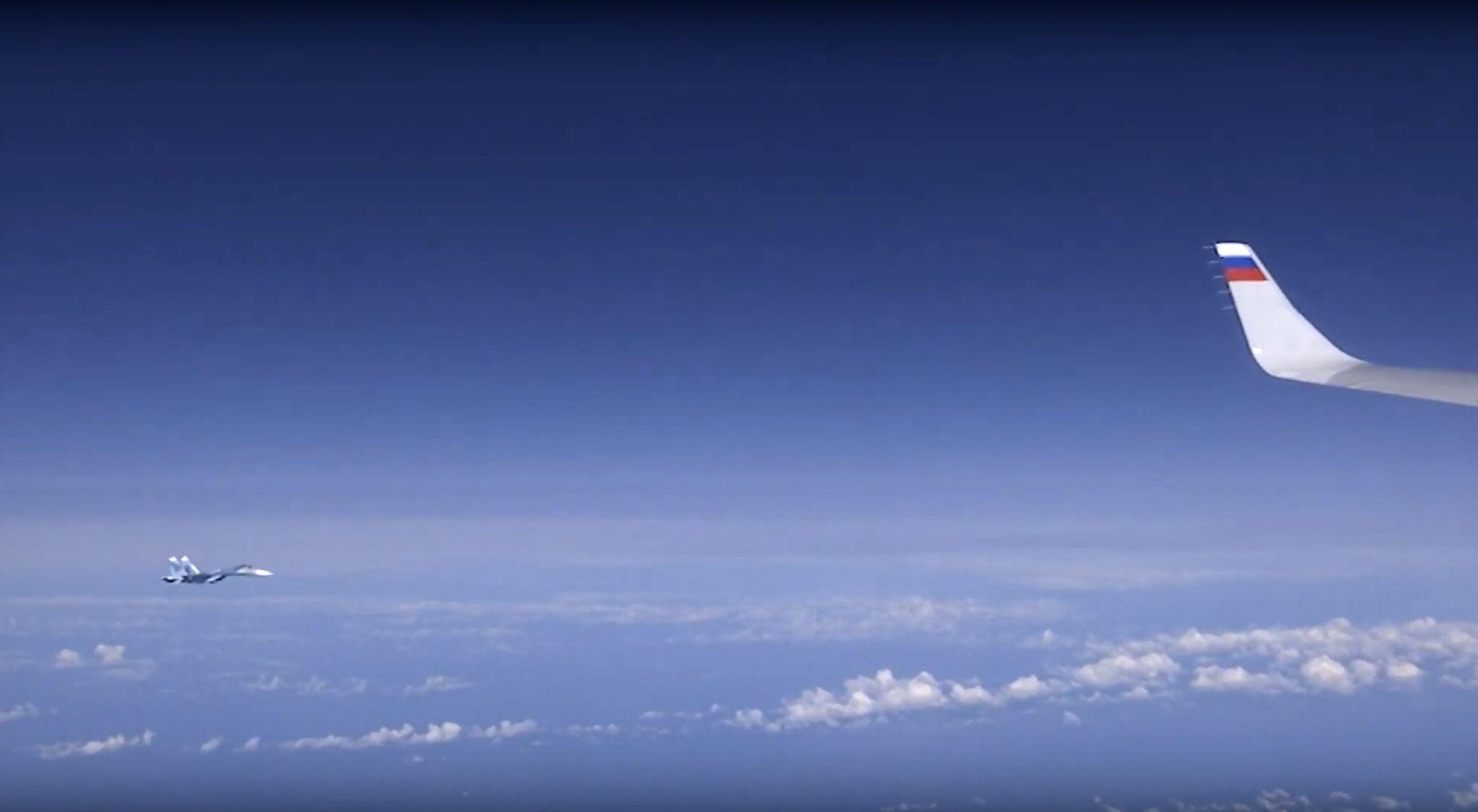 F-18 ap sat chuyen co bo truong Quoc phong Nga anh 2