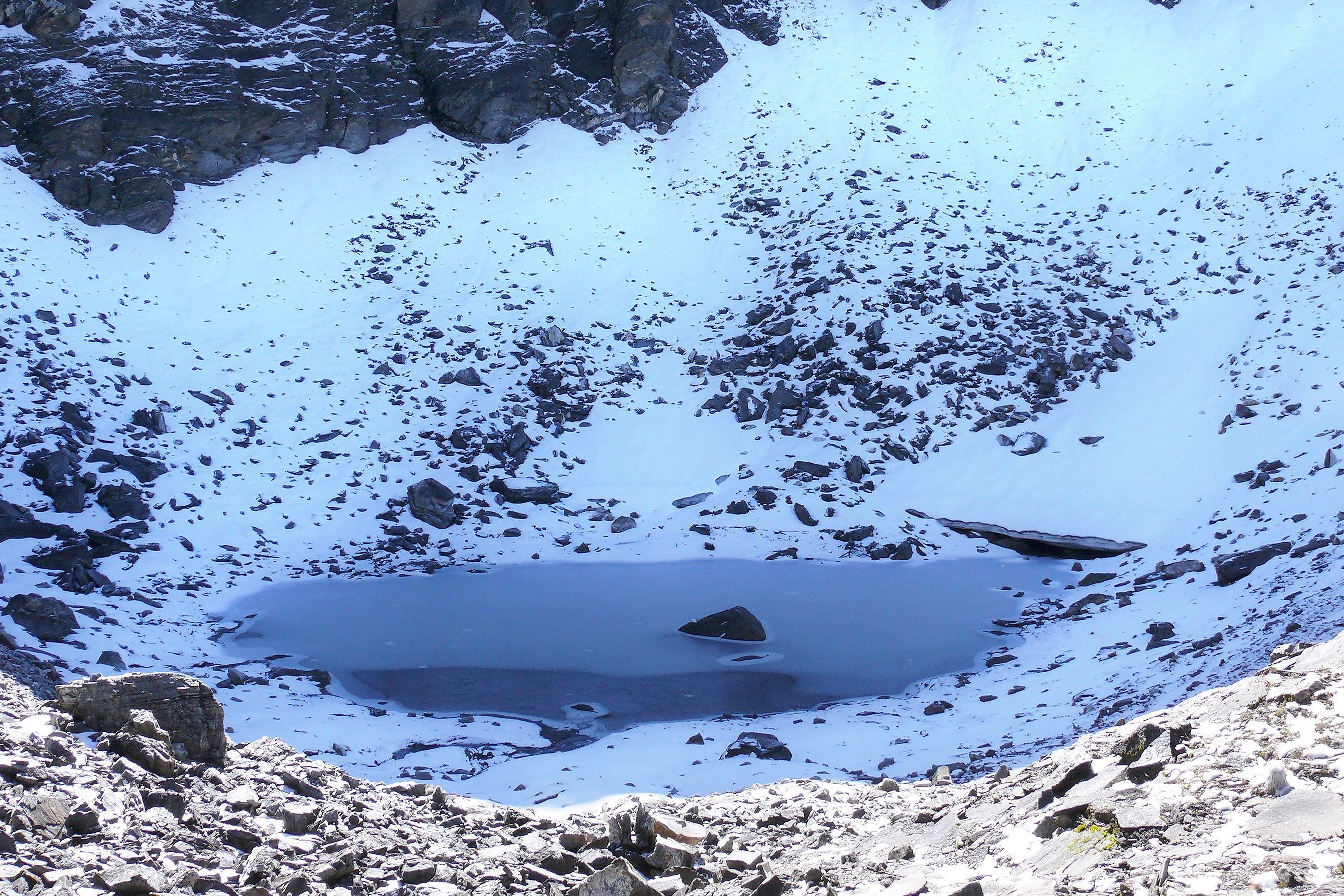 Bi an nhung xuong nguoi troi len khi bang tan tren day Himalaya hinh anh