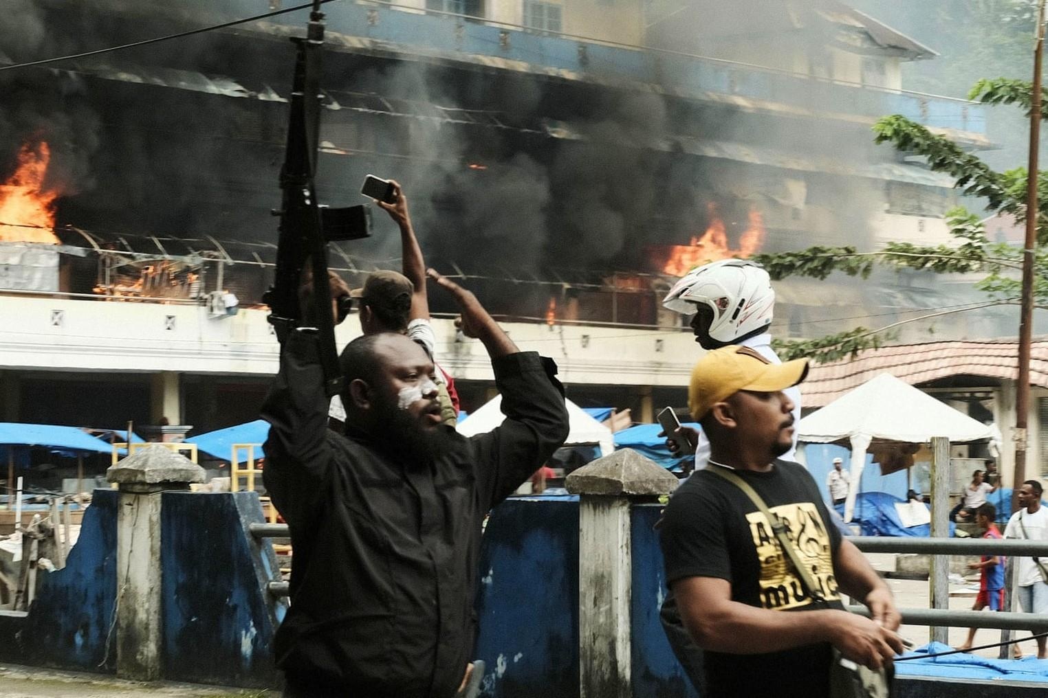 Bao loan o Tay Papua, Indonesia cat mang, khan cap chi vien 1.000 quan hinh anh