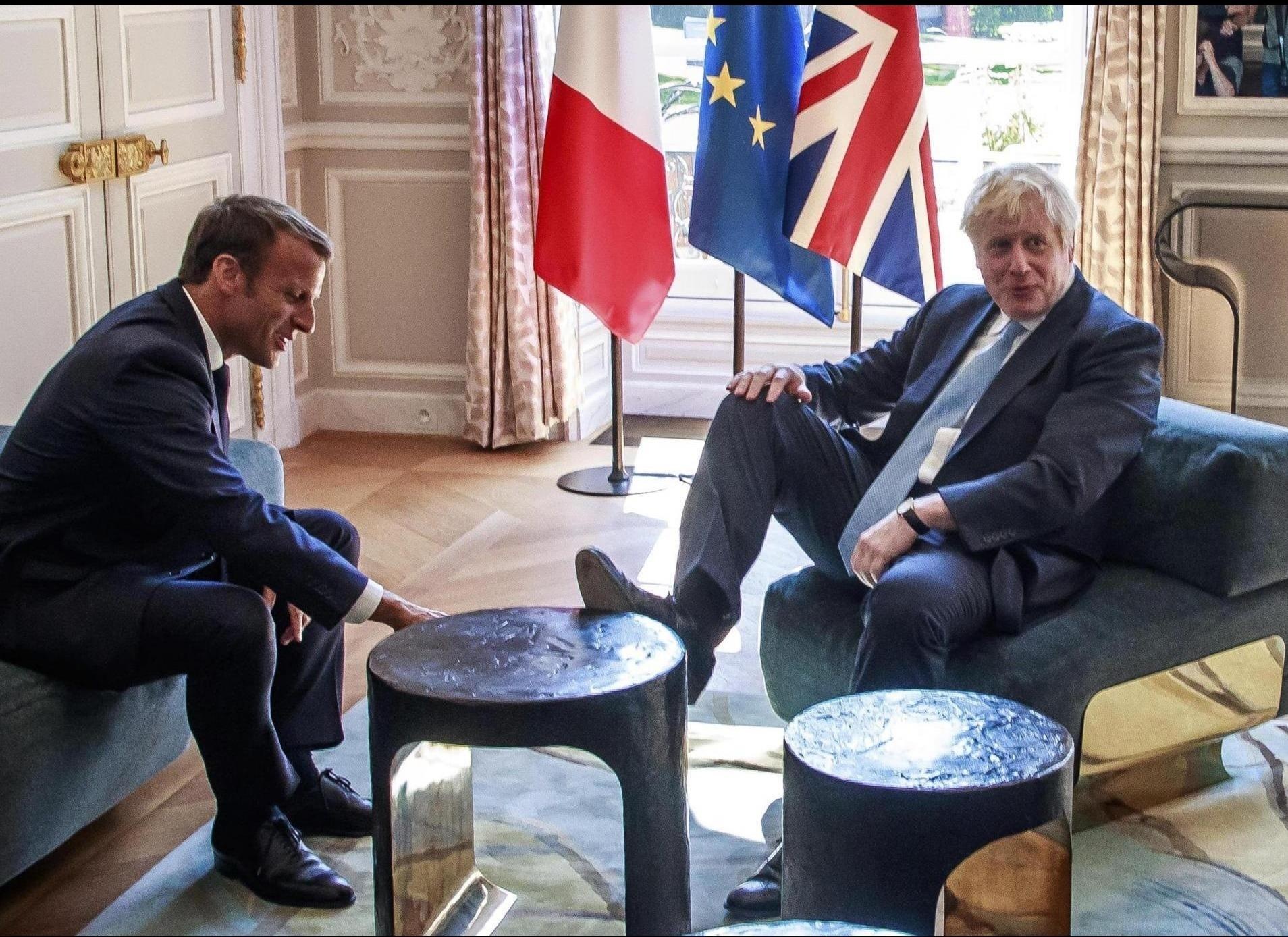 Thu tuong Anh gac chan len ban truoc mat tong thong Phap gay tranh cai hinh anh