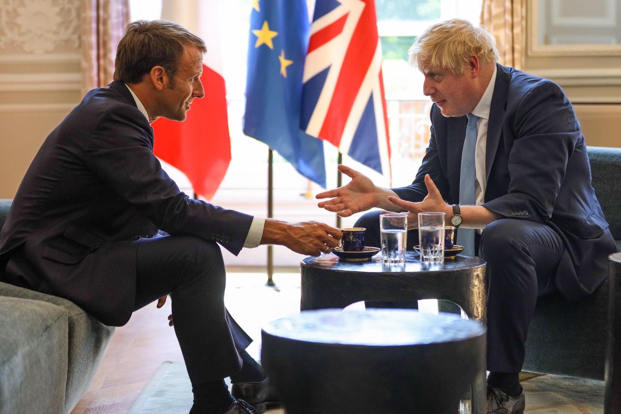 Hinh anh thu tuong Anh gac chan len ban khi gap tong thong Phap hinh anh