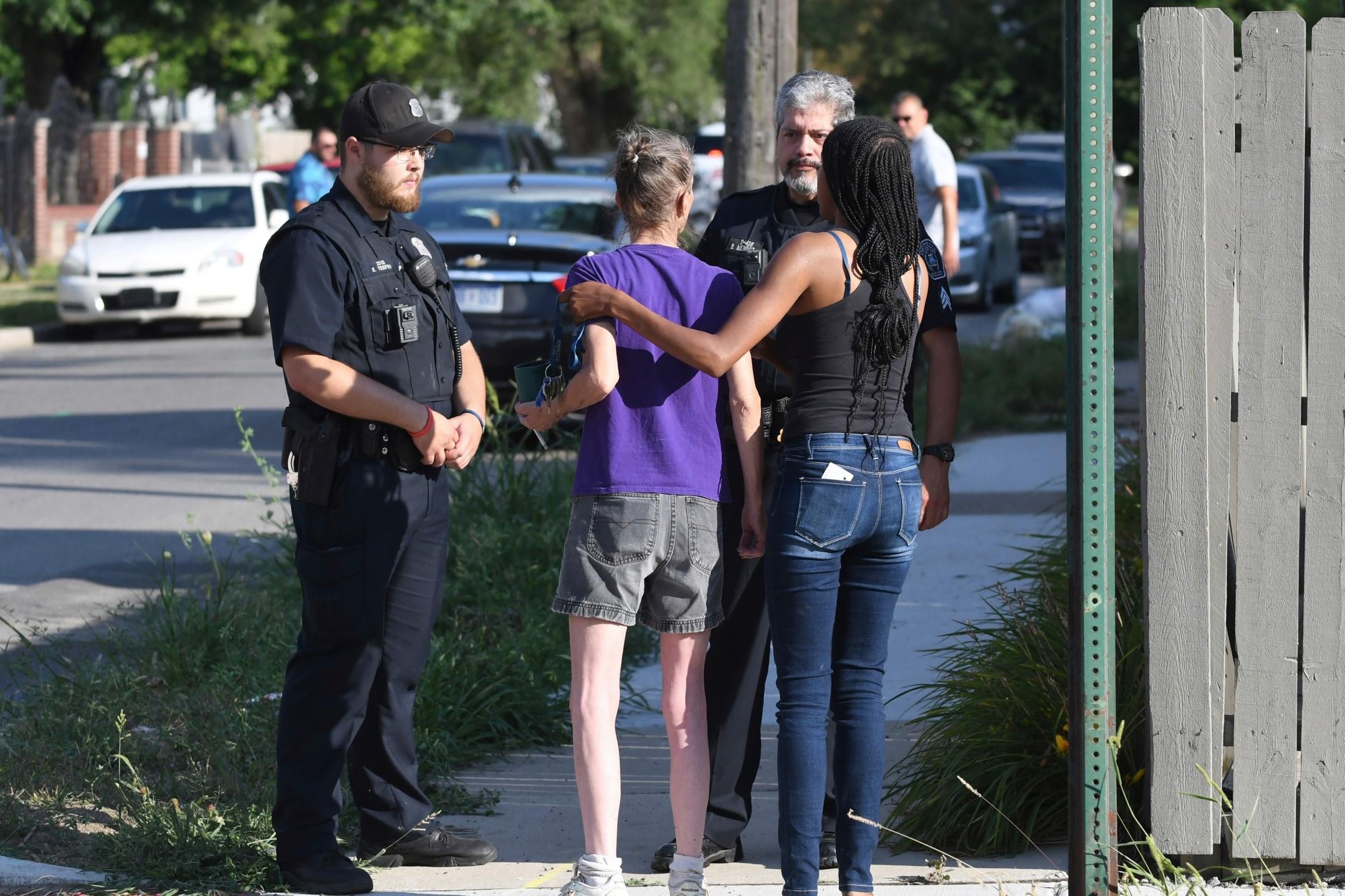 De xong cho du can chet be gai anh 1