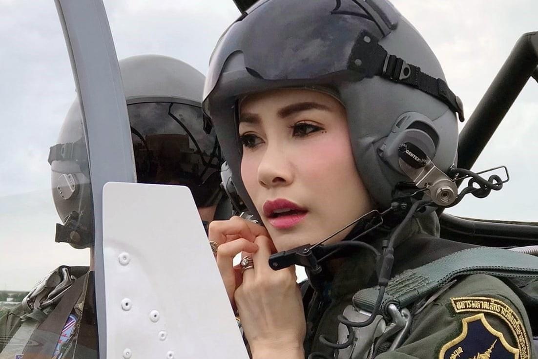 Hinh anh Hoang quy phi Thai lai may bay, ban sung gay bao mang hinh anh