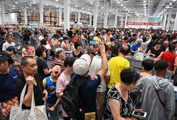 Khach TQ chen lan khien sieu thi Costco 'that thu' ngay khai truong hinh anh