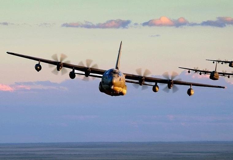 Sieu may bay van tai cua My bay qua eo bien Dai Loan hinh anh