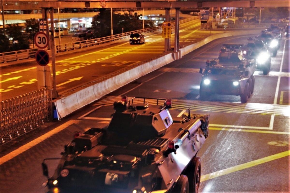 Xe thiet giap TQ tien vao Hong Kong tu rang sang de thay quan don tru hinh anh