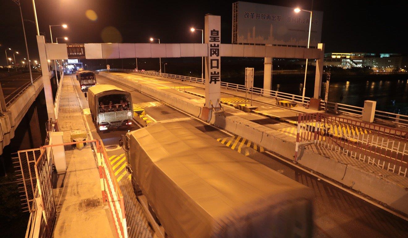 Xe thiet giap Trung Quoc tien vao Hong Kong anh 2