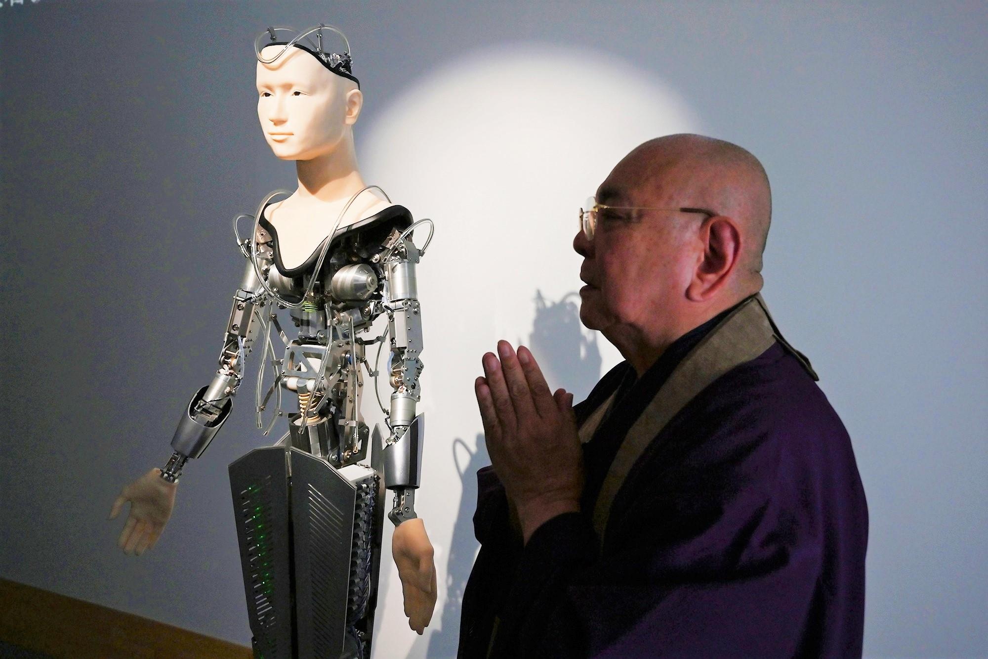 tranh cãi về nhà sư người máy ảnh 3 tranh cai ve nha su nguoi may anh 3